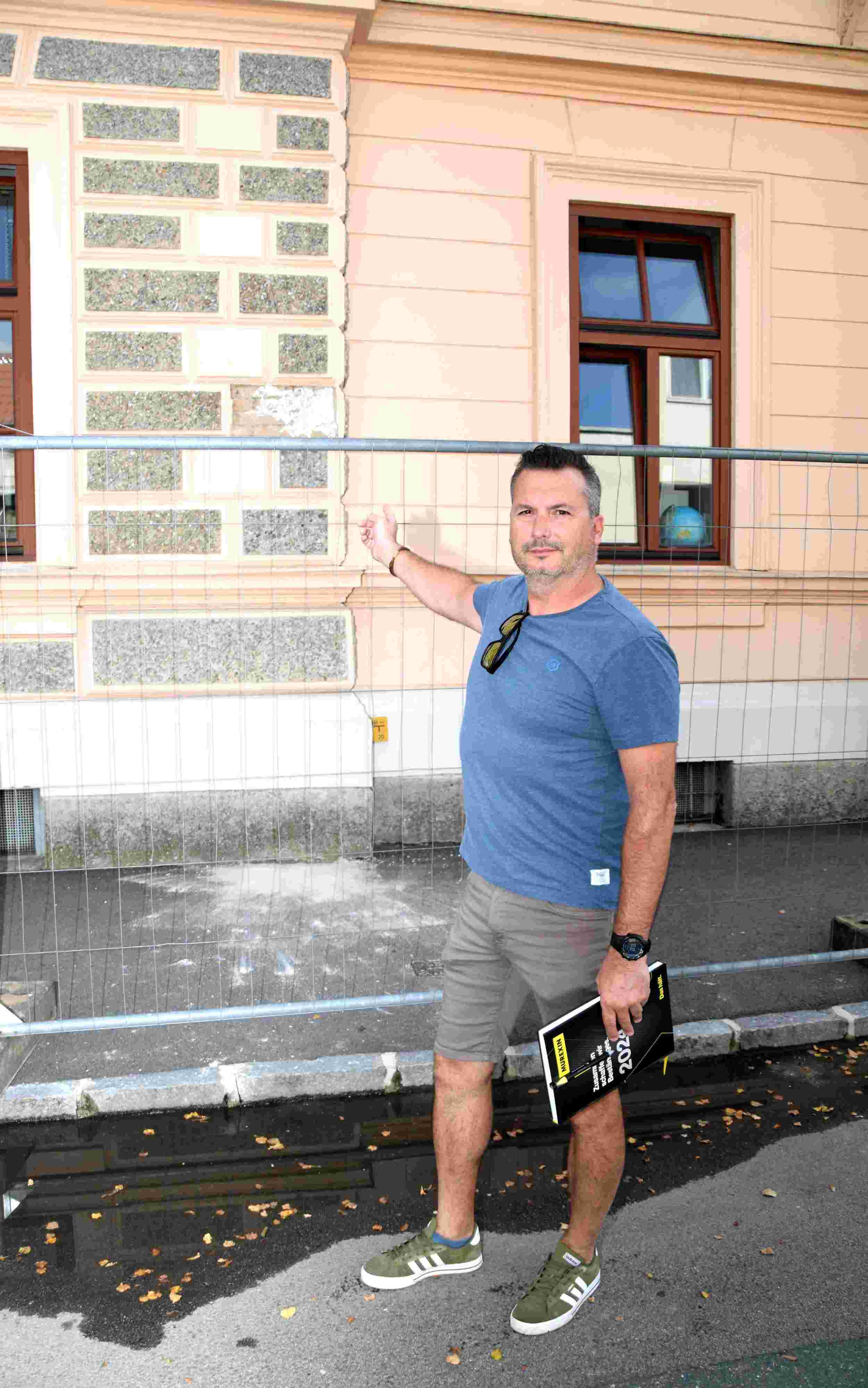 Thomas Bauer-Pöll, Technischer Gebäudeverwalter der Stadtgemeinde Horn, zeigt hier die Stelle, wo sich die Verputzplatte gelöst hat. Foto: Gabriele Hohenegger 